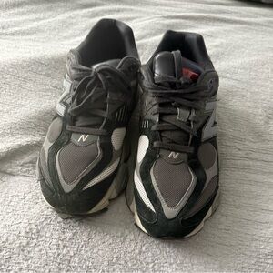 New Balance Men's Black and White Sneakers